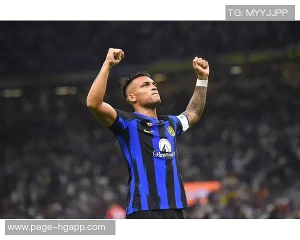 小图拉姆寻父亲旧球衣向偶像阿德请求签名感人时刻再现